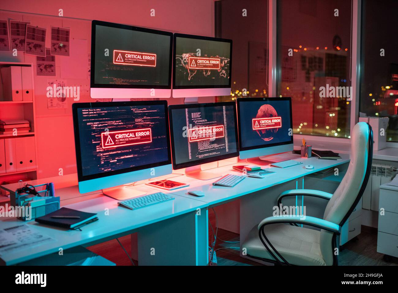 Vuoto ufficio open space con diversi schermi di computer che annunciano un errore critico durante il processo di decodifica Foto Stock