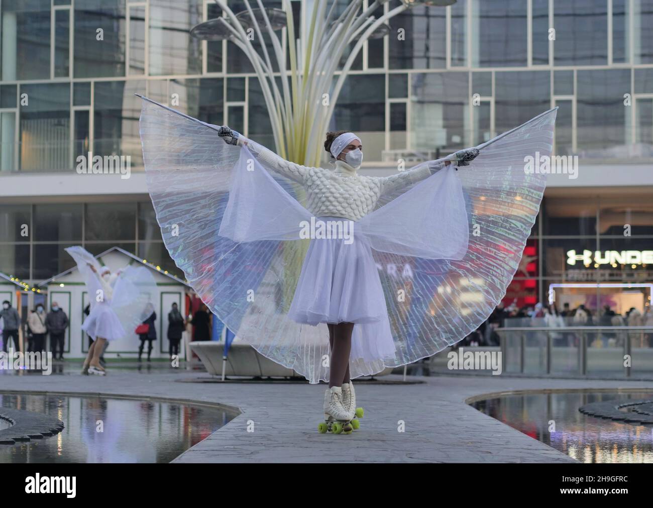Mostra di ballerini di pattinaggio a figure in piazza Gae Aulenti a Milano, Lombardia, Italia Foto Stock