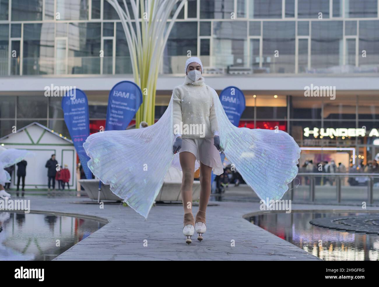 Mostra di ballerini di pattinaggio a figure in piazza Gae Aulenti a Milano, Lombardia, Italia Foto Stock