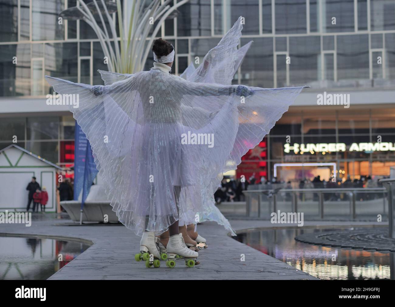 Mostra di ballerini di pattinaggio a figure in piazza Gae Aulenti a Milano, Lombardia, Italia Foto Stock