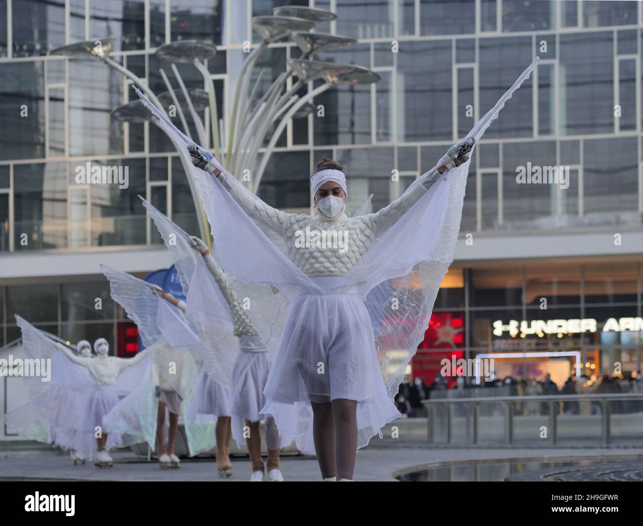 Mostra di ballerini di pattinaggio a figure in piazza Gae Aulenti a Milano, Lombardia, Italia Foto Stock