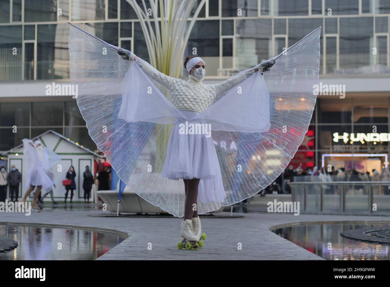 Mostra di ballerini di pattinaggio a figure in piazza Gae Aulenti a Milano, Lombardia, Italia Foto Stock