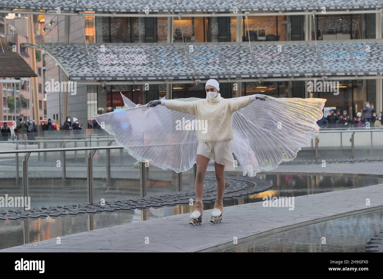 Mostra di ballerini di pattinaggio a figure in piazza Gae Aulenti a Milano, Lombardia, Italia Foto Stock