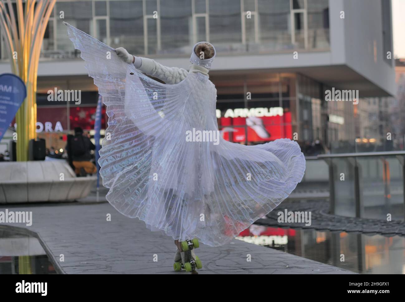 Mostra di ballerini di pattinaggio a figure in piazza Gae Aulenti a Milano, Lombardia, Italia Foto Stock