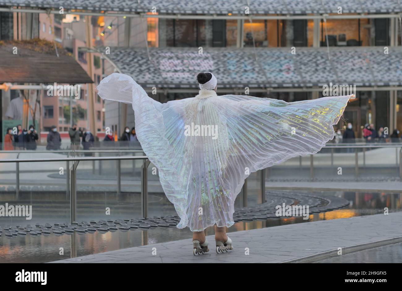 Mostra di ballerini di pattinaggio a figure in piazza Gae Aulenti a Milano, Lombardia, Italia Foto Stock