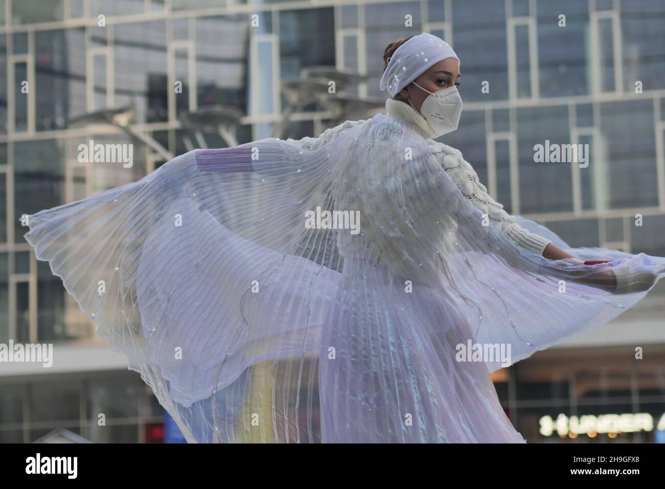 Mostra di ballerini di pattinaggio a figure in piazza Gae Aulenti a Milano, Lombardia, Italia Foto Stock