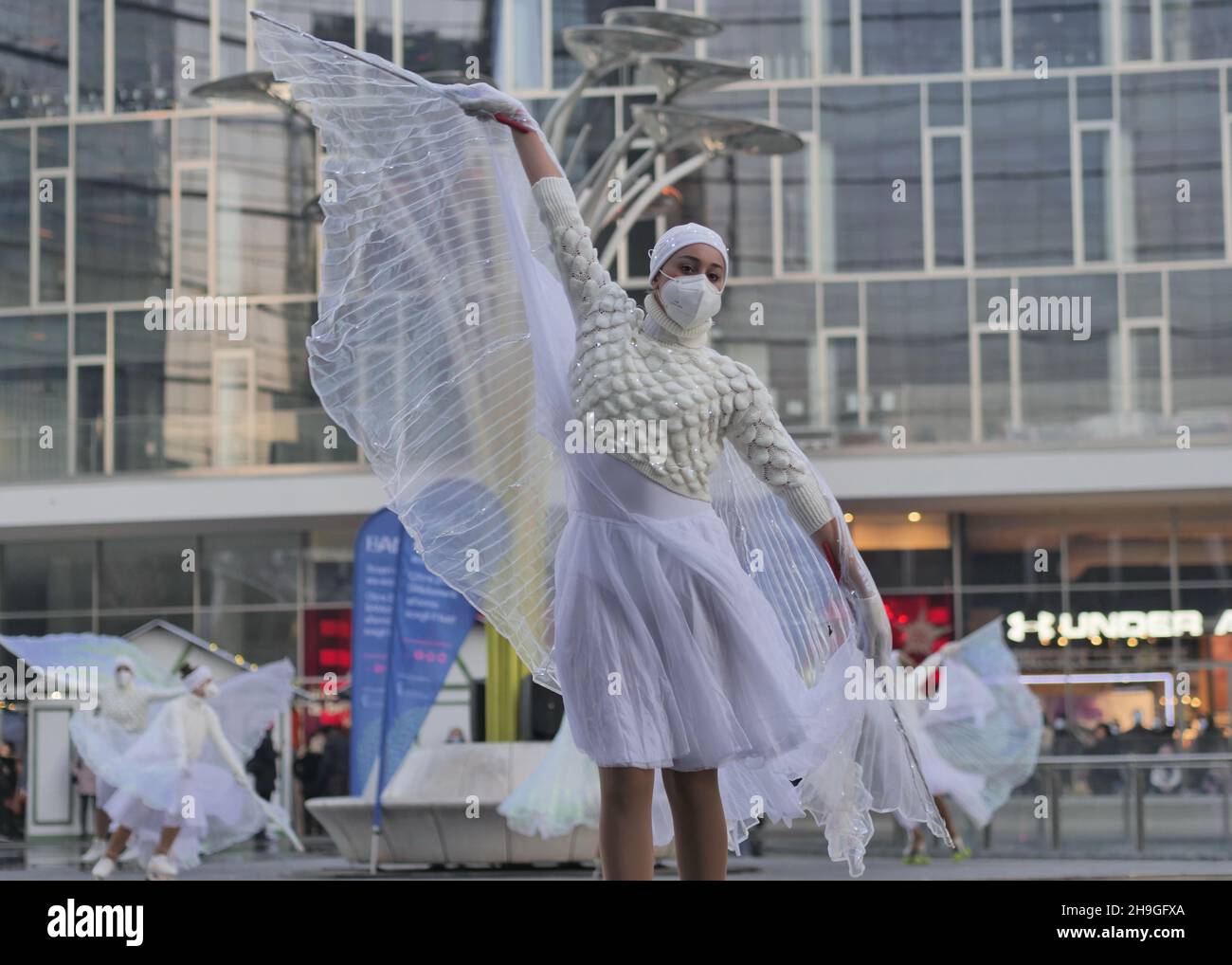 Mostra di ballerini di pattinaggio a figure in piazza Gae Aulenti a Milano, Lombardia, Italia Foto Stock