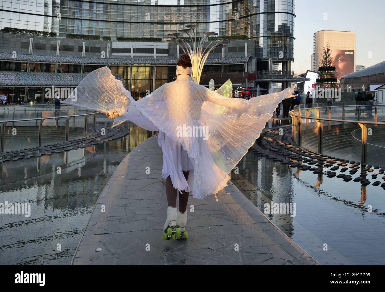 Mostra di ballerini di pattinaggio a figure in piazza Gae Aulenti a Milano, Lombardia, Italia Foto Stock