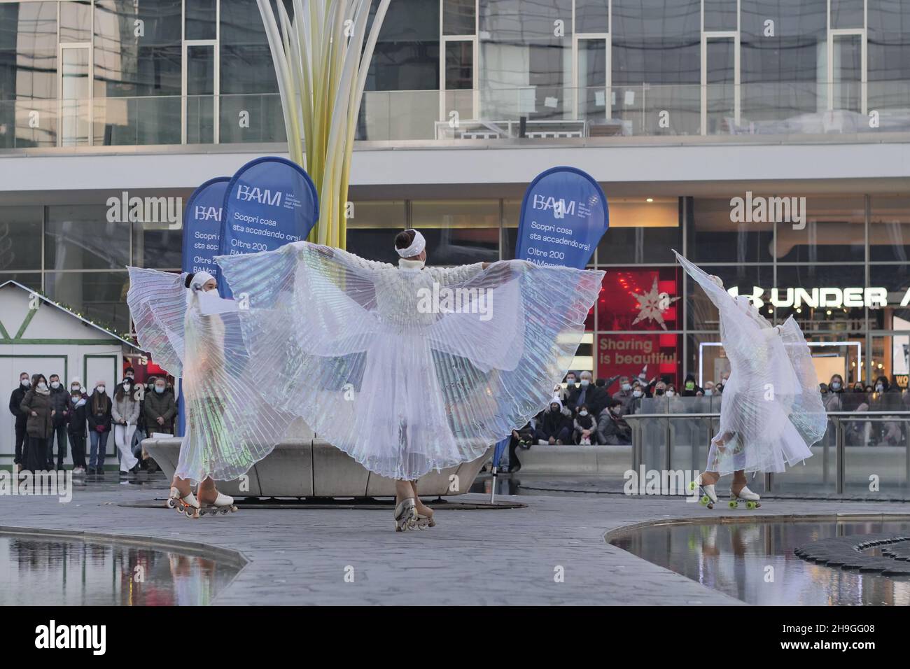 Mostra di ballerini di pattinaggio a figure in piazza Gae Aulenti a Milano, Lombardia, Italia Foto Stock
