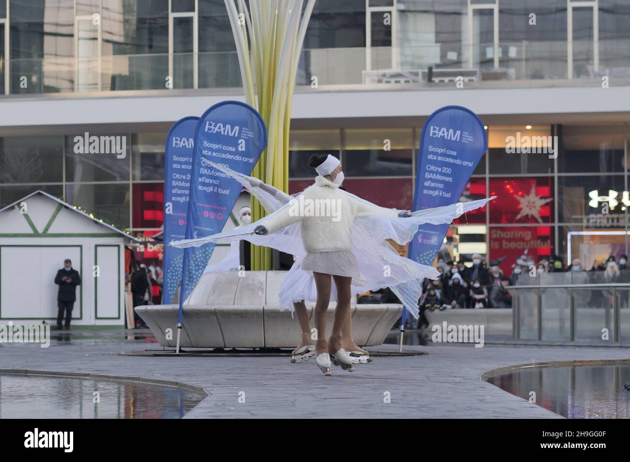 Mostra di ballerini di pattinaggio a figure in piazza Gae Aulenti a Milano, Lombardia, Italia Foto Stock