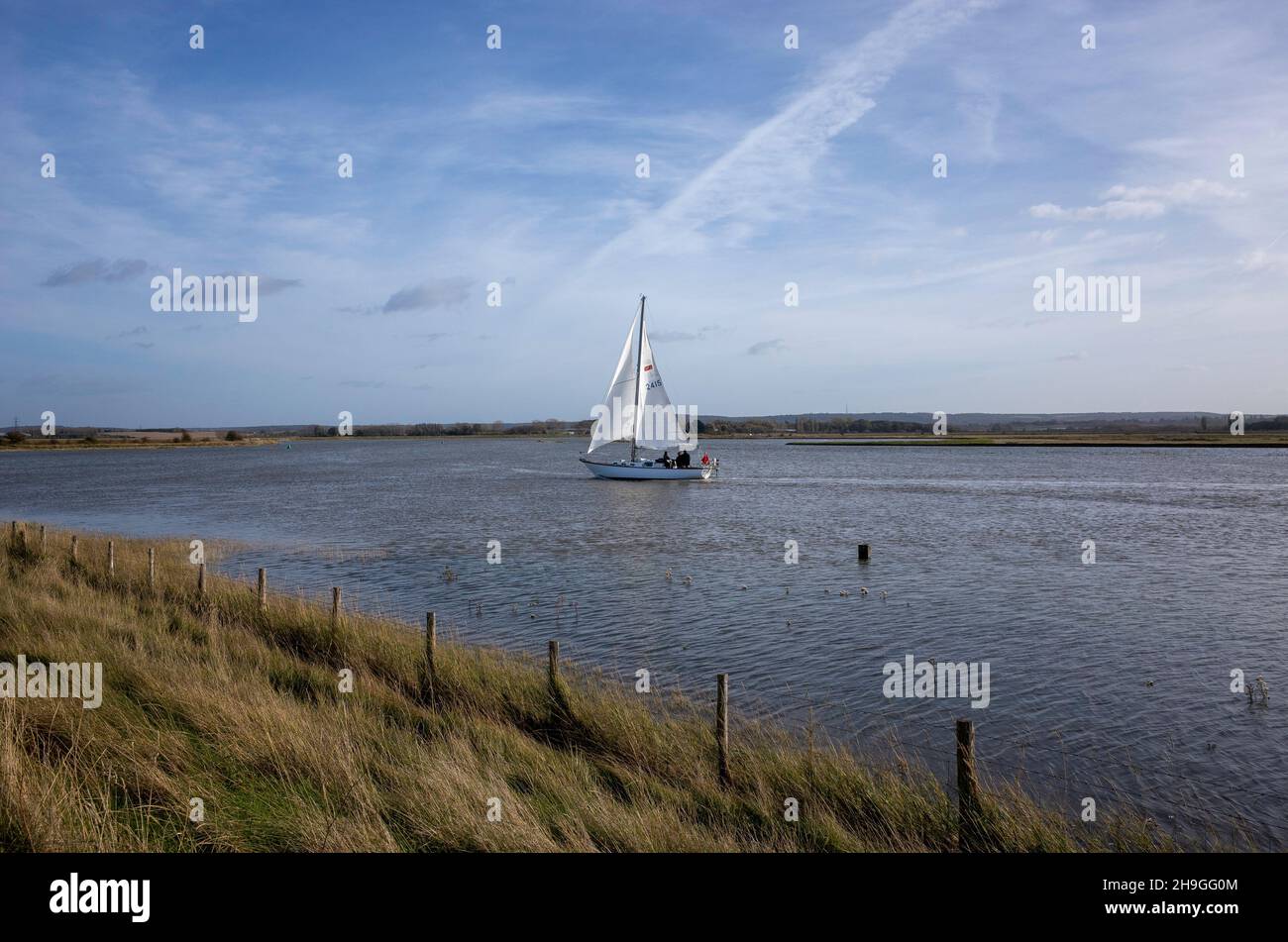 Barca a vela vicino Faversham Creek Kent Inghilterra Regno Unito Foto Stock