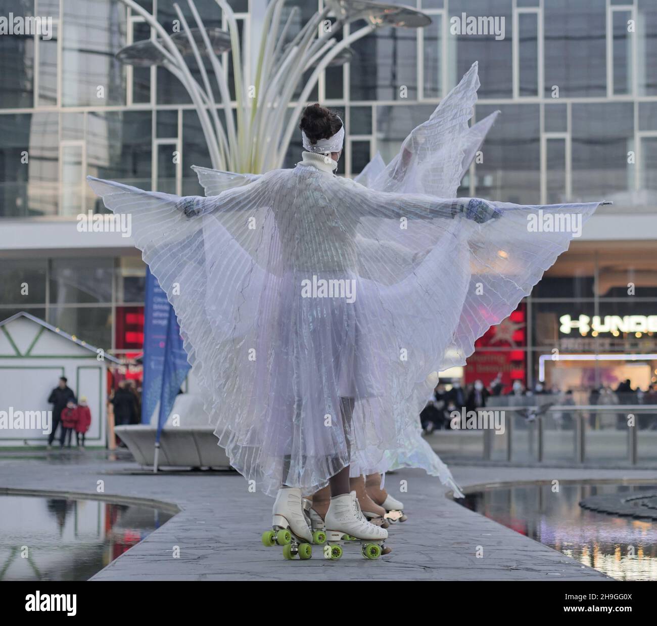 Mostra di ballerini di pattinaggio a figure in piazza Gae Aulenti a Milano, Lombardia, Italia Foto Stock
