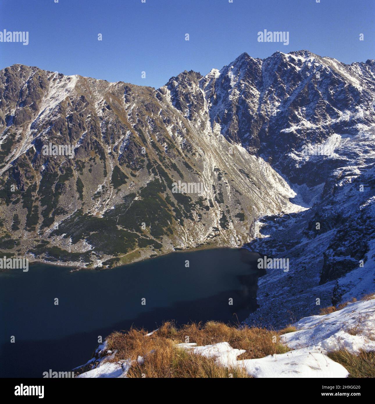 Polska 09.1987. Tatry Wysokie. Czarny Staw G¹sienicowy. uu PAP/Jan Morek Dok³adny dzieñ wydarzenia nieustalony. Polonia settembre 1987. I Monti Tatra. Lago Czarny Staw Gasienicowy. uu PAP/Jan Morek evento giorno sconosciuto Foto Stock