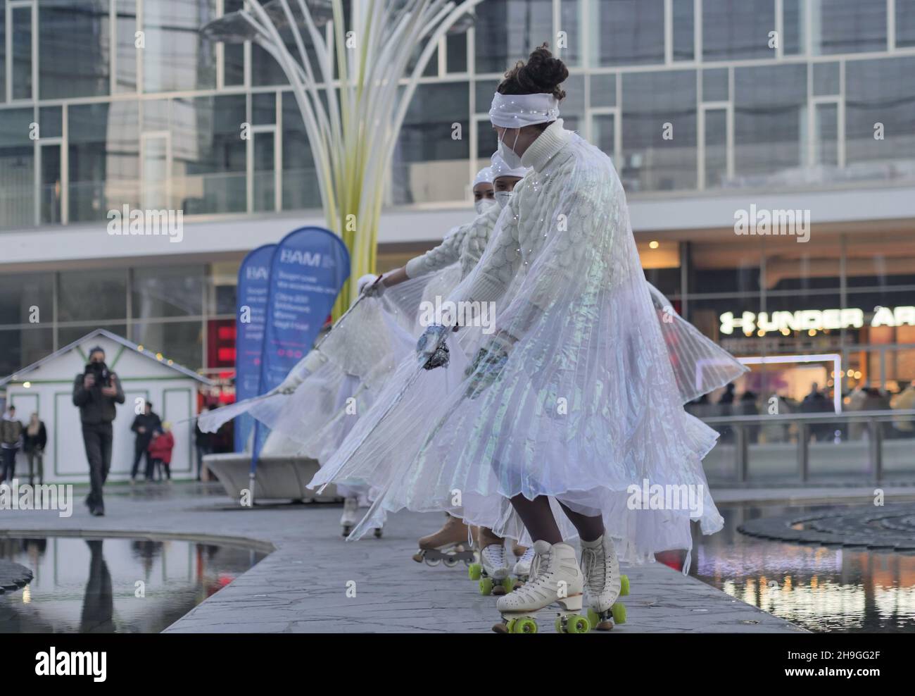Mostra di ballerini di pattinaggio a figure in piazza Gae Aulenti a Milano, Lombardia, Italia Foto Stock