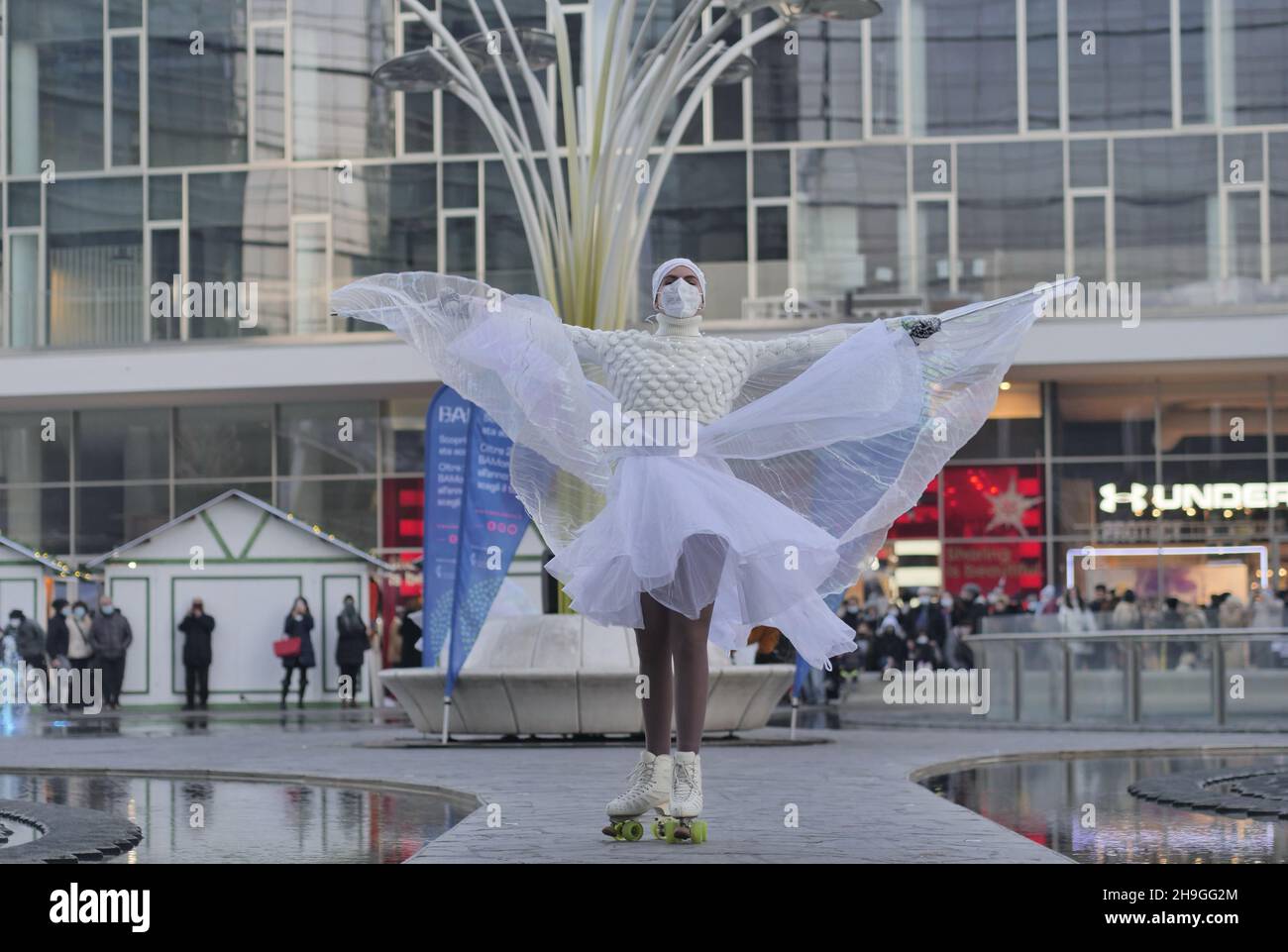 Mostra di ballerini di pattinaggio a figure in piazza Gae Aulenti a Milano, Lombardia, Italia Foto Stock