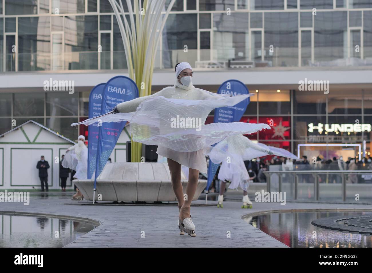 Mostra di ballerini di pattinaggio a figure in piazza Gae Aulenti a Milano, Lombardia, Italia Foto Stock