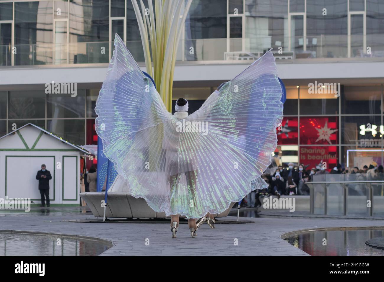 Mostra di ballerini di pattinaggio a figure in piazza Gae Aulenti a Milano, Lombardia, Italia Foto Stock
