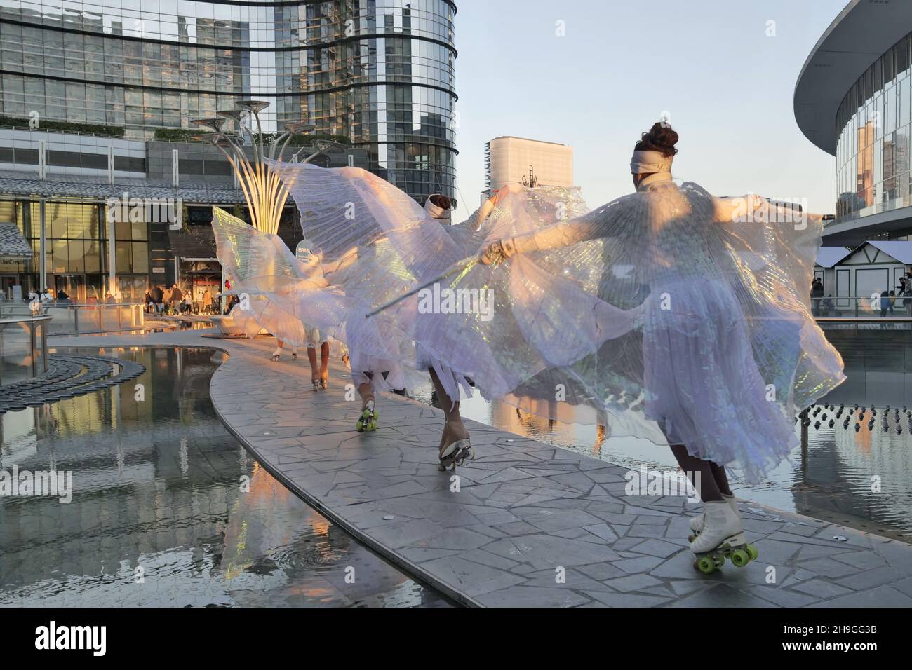 Mostra di ballerini di pattinaggio a figure in piazza Gae Aulenti a Milano, Lombardia, Italia Foto Stock