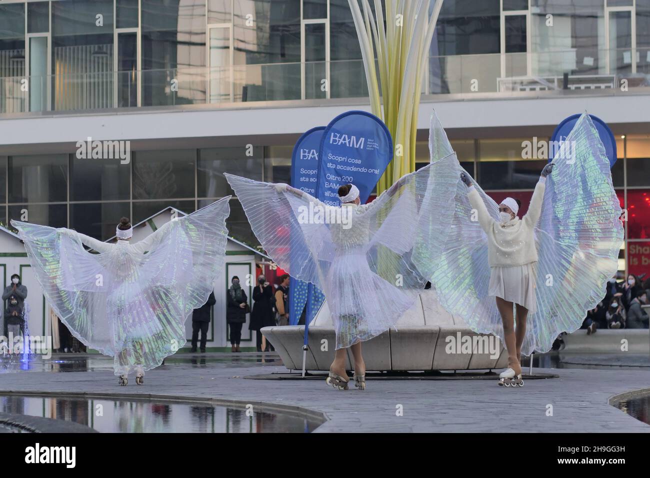 Mostra di ballerini di pattinaggio a figure in piazza Gae Aulenti a Milano, Lombardia, Italia Foto Stock