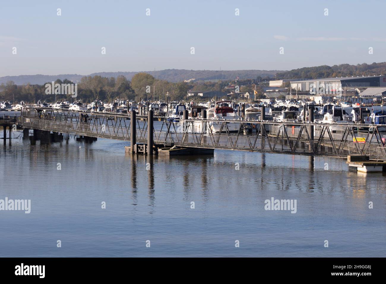 Marina e barche ormeggiate sul fiume Medway dal ponte Rochester nel Kent UK Foto Stock
