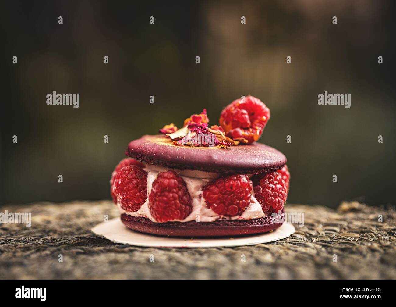 Torta Ispahan macaron con rose, litchi e lamponi Foto Stock