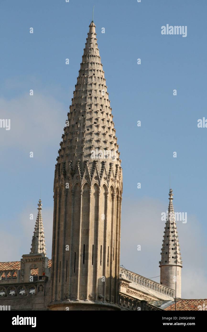 Colpo verticale di edificio a forma di cono a Burgos, Spagna Foto Stock