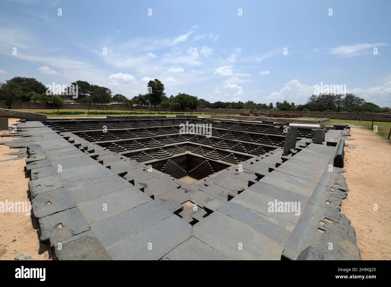 Pushkarani o serbatoio d'acqua presso il serbatoio d'acqua sacra del tempio di Sri Krishna, risalente a 16th anni fa, per i riti religiosi, Hampi, Karnataka, India Foto Stock