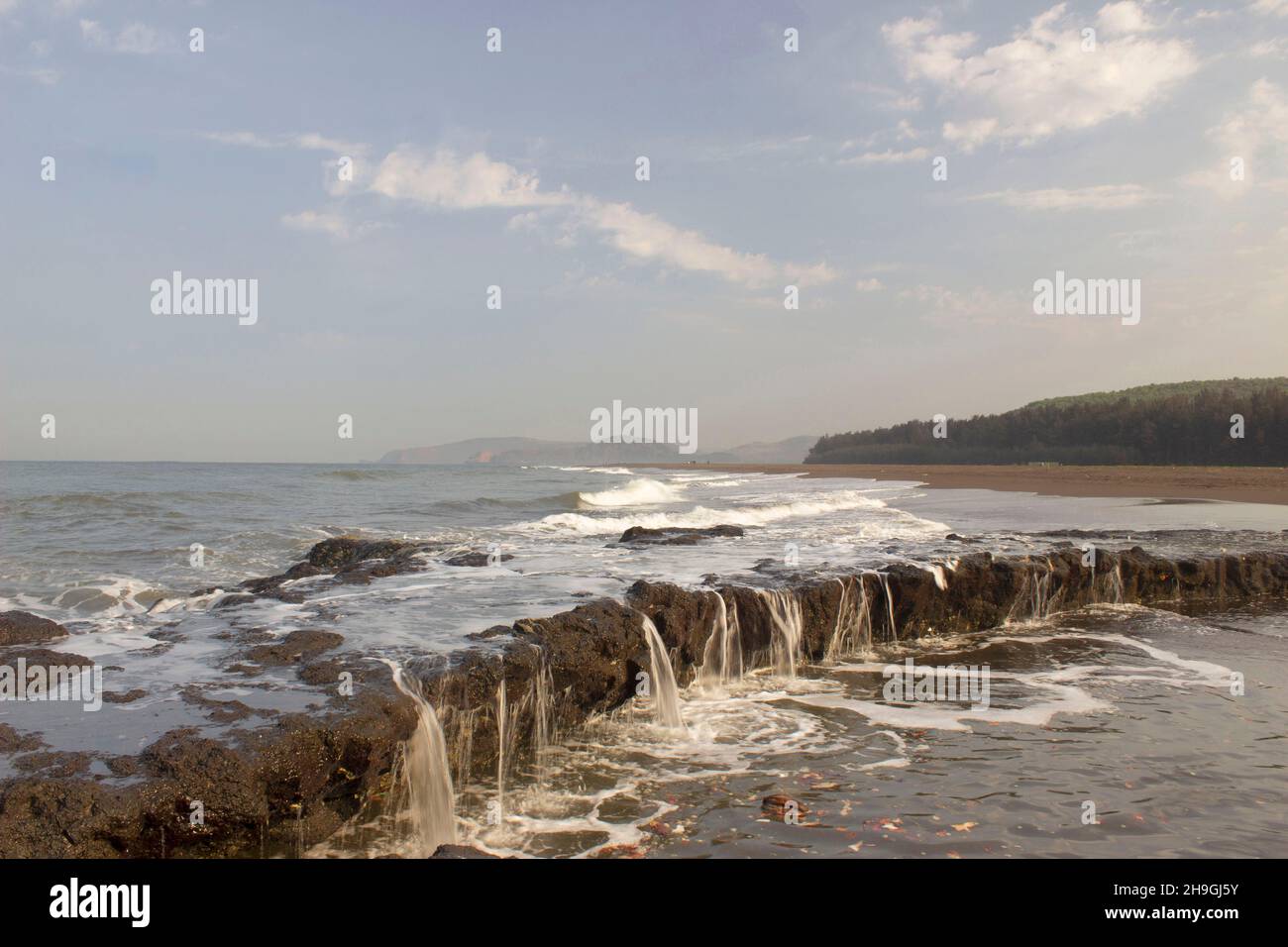 Vista sulla spiaggia di Velas. Famoso come sito di cova delle tartarughe Olive Ridley sulla costa occidentale dell'India. Ratnagiri, Maharashtra, India Foto Stock