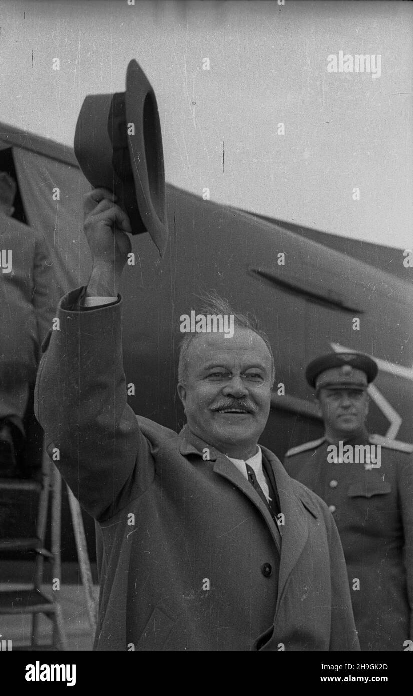 Warszawa, 1948-06-25. Konferencja Ministrów Spraw Zagranicznych oœmiu pañstw odnoœnie decyzji Konferencji Londyñskiej w sprawie Niemiec. Do Warszawy przybyli: WicePremier i Minister spraw zagranicznych ZSRR Wiaczes³aw Mo³otow, Minister spraw zagranicznych Republiki Wêgierskiej Erik Molnar, Minister spraw zagranicznych Federacyjnej Ludowej Republiki Jugos³awii Stanoje Simic, Minister spraw zagranicznych Republiki Czechos³owackiej Vladimir Clementis, primo ministro zannyj Bu³garskiej republij Rumuñskiej republika republika Foto Stock