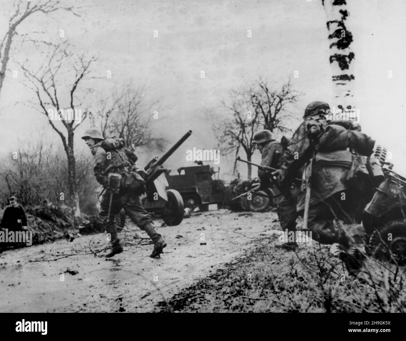 POTEAU, BELGIO - 18 dicembre 1944 - questa immagine catturata dai nazisti mostra i nazisti Panzergrenadier-SS Kampfgruppe Hansen soldati in azione durante Foto Stock