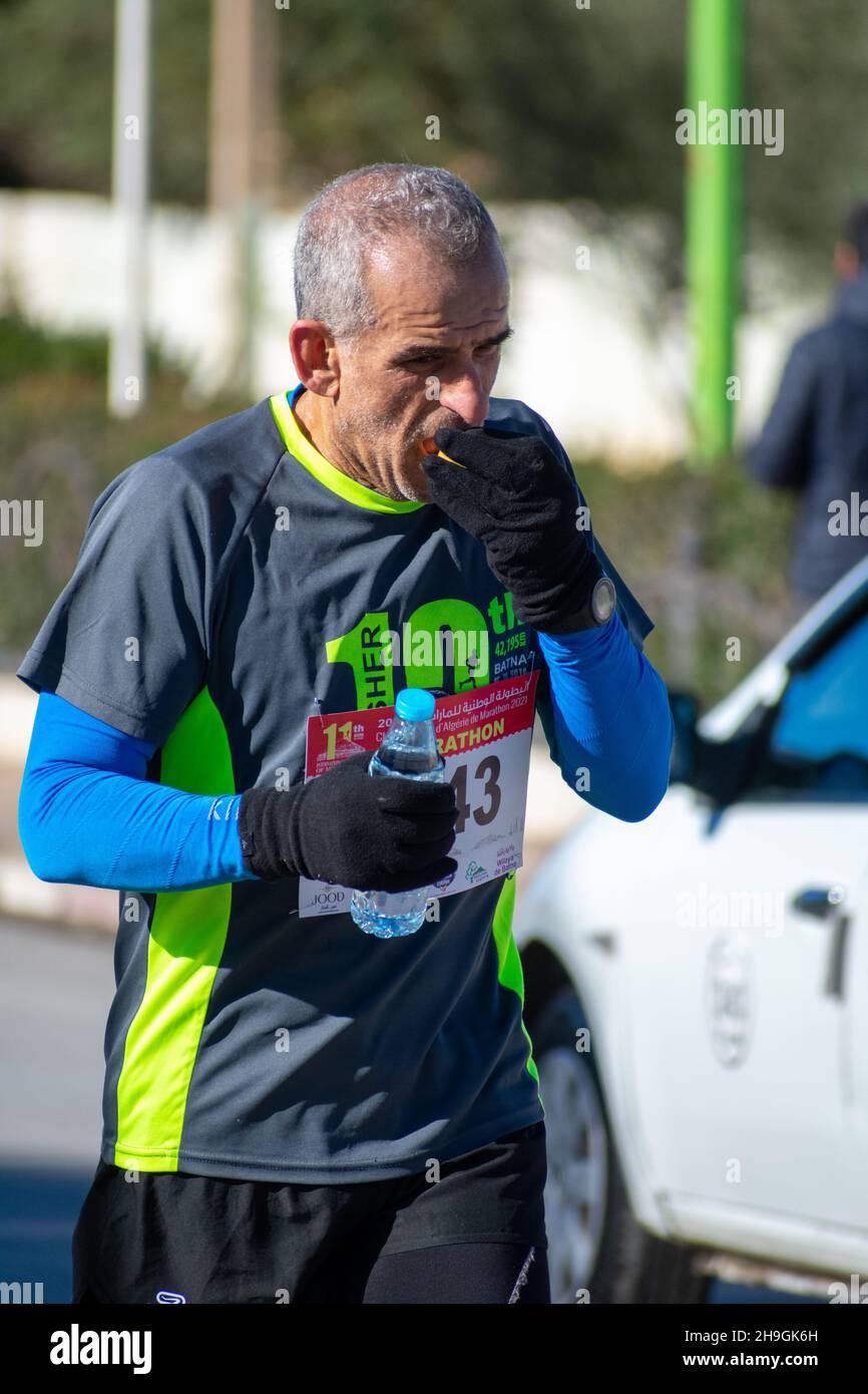 El Madher, Batna, Algeria - 12-04-2021: Corridori che gareggiano per vincere la maratona internazionale Medghacen dopo aver attraversato 22 km da Batna City a El madher ci Foto Stock