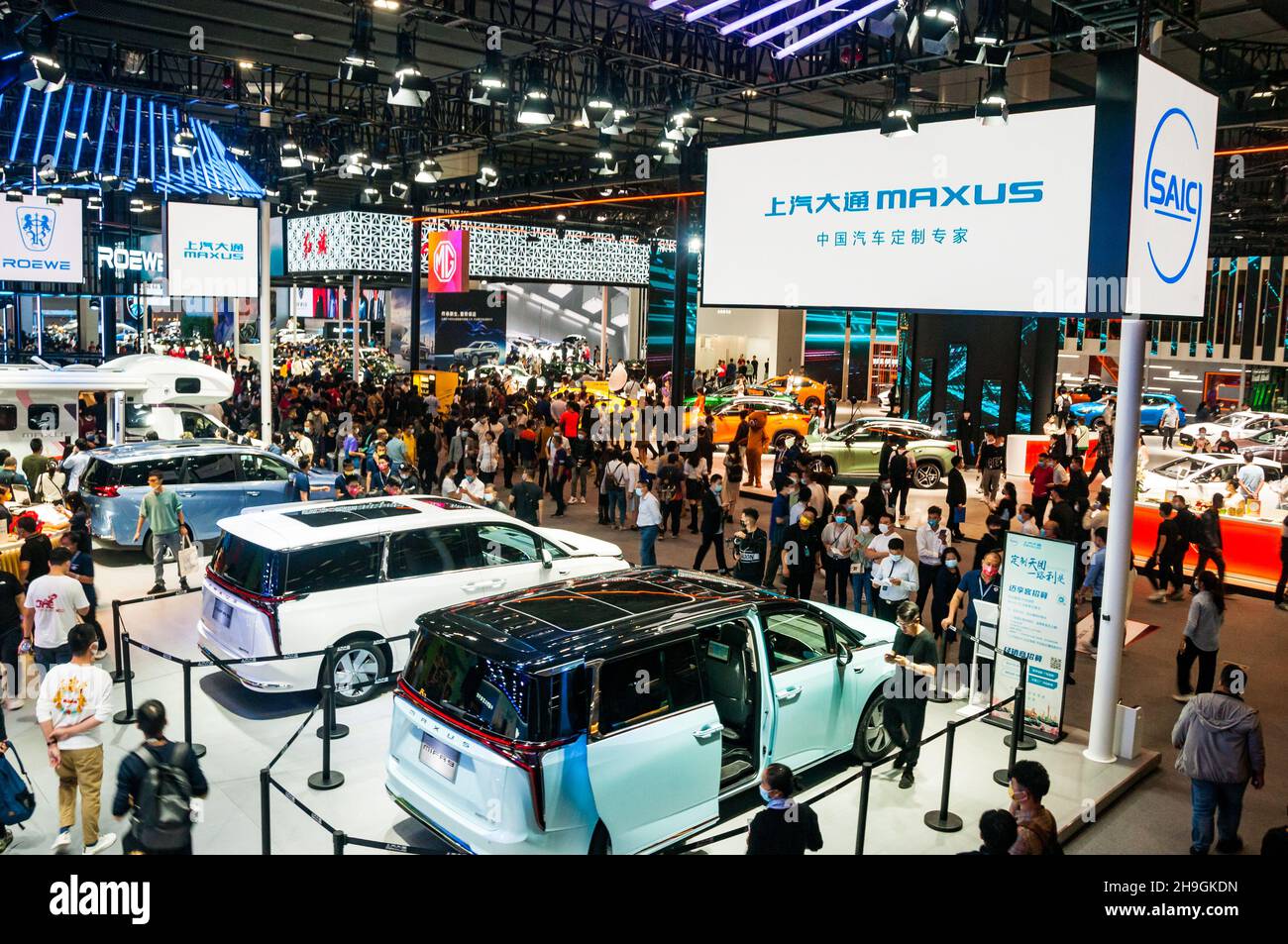 Il Guangzhou Auto Show 2021 mostra gli stand SAIC che mostrano i marchi Maxus, Roewe e MG. Foto Stock