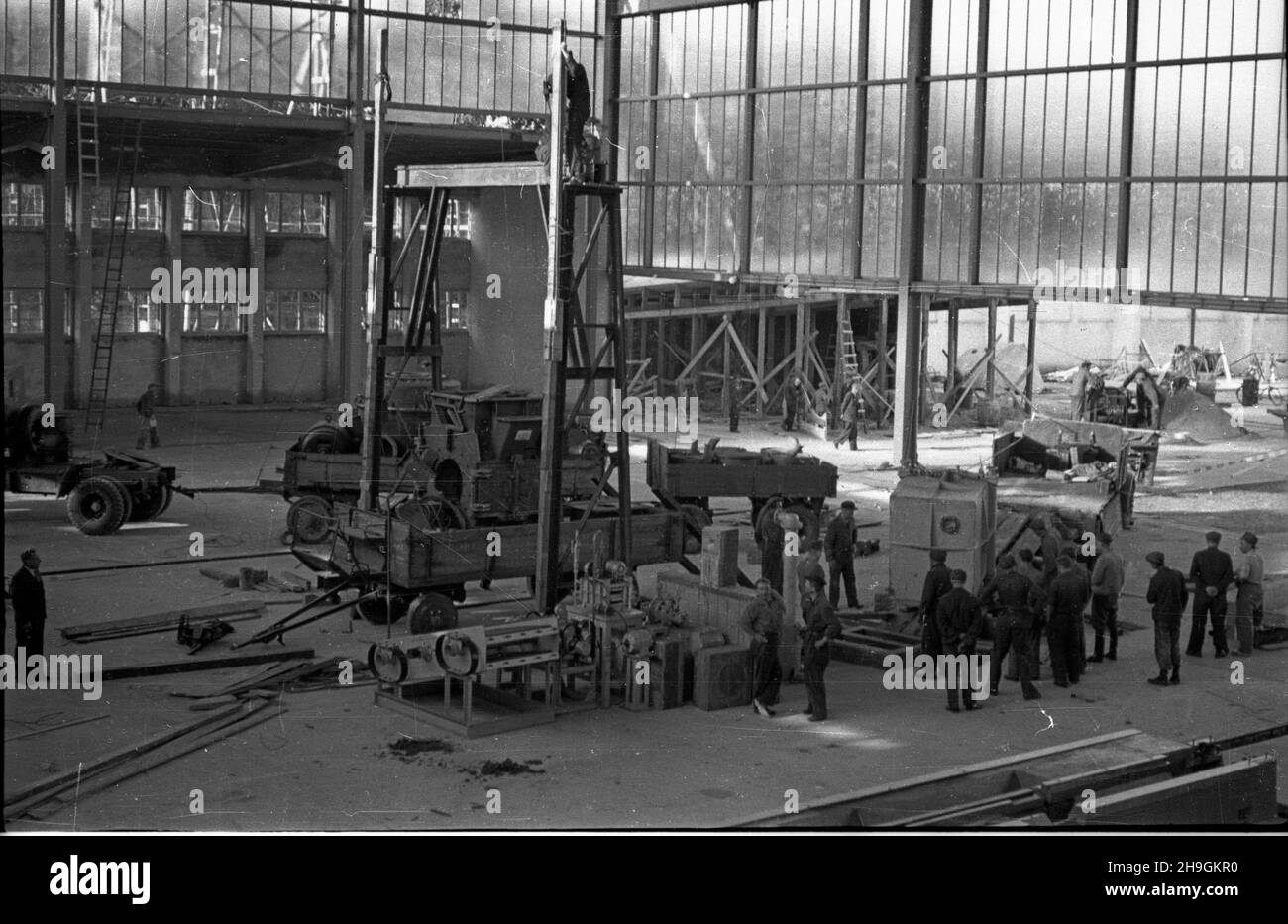 Wroc³aw, 1948-06-27. W dniach od 21 lipca do 31 paŸdziernika odbywa³a siê Wystawa Ziem Odzyskanych, maj¹ca dokumentowaæ polskoœæ Œl¹ska oraz osi¹gniêcia Polski Ludowej. Pod koniec czerwca trwa³y jeszcze prace przygotowawcze do wystawy. NZ. Pawilon Przemys³owy (tzw. Hala Berga), w którym przygotowywano prezentacjê osi¹gniêæ przemys³owych PRL. pw PAP/Stefan Sadowski Wroclaw, 27 giugno 1948. La Mostra dei territori riconquistati, che si tenne dal luglio 21 all'ottobre 31, doveva dimostrare la Polishness della Slesia e le azioni della Repubblica popolare Polacca. Alla fine di giugno lavori preparatori per il Th Foto Stock
