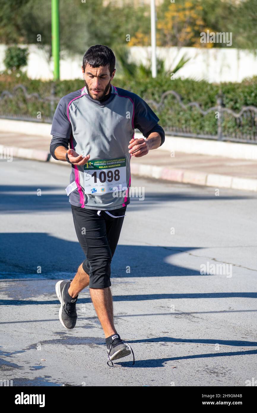 El Madher, Batna, Algeria - 12-04-2021: Corridori che gareggiano per vincere la maratona internazionale Medghacen dopo aver attraversato 22 km da Batna City a El madher ci Foto Stock