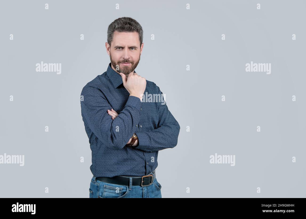 Senza rinunciare allo stile. L'uomo di mezza età tocca il mento bearded. Stile casual Foto Stock