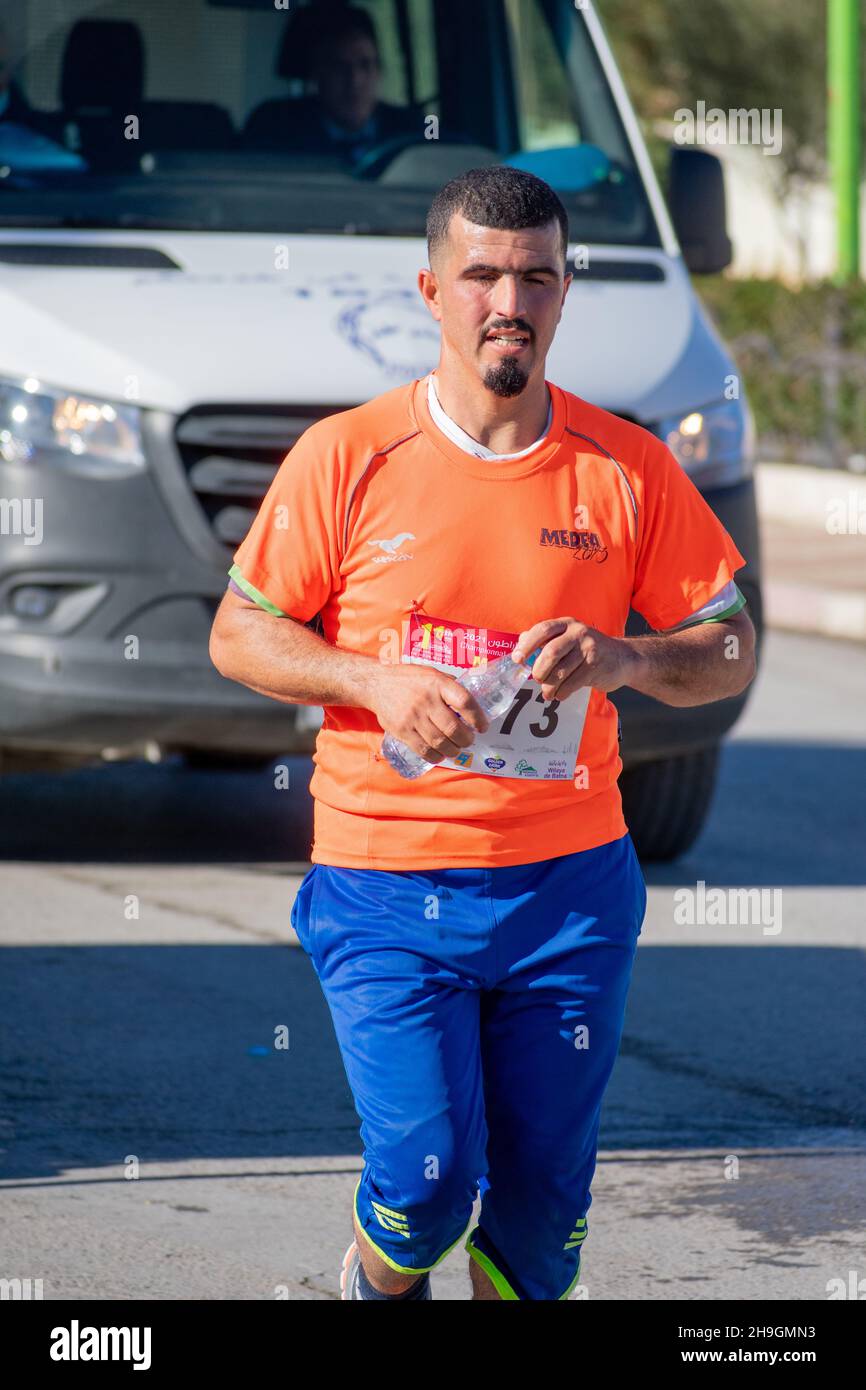 El Madher, Batna, Algeria - 12-04-2021: Corridori che gareggiano per vincere la maratona internazionale Medghacen dopo aver attraversato 22 km da Batna City a El madher ci Foto Stock