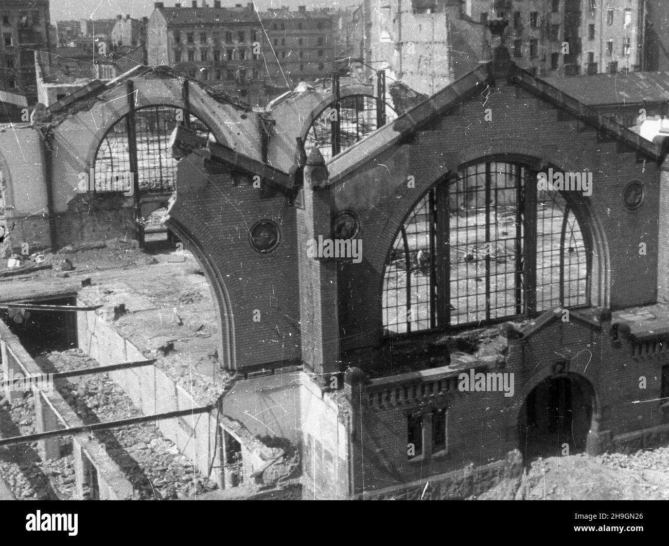 Warszawa, 1948-06-28. Teren budowy Zak³adów Graficznych Dom S³owa Polskiego. NZ. Ruiny dawnych hal targowych na placu Kazimierza Wielkiego prznaczone do rozbiórki. uu PAP Varsavia, 28 giugno 1948. Il sito di costruzione della casa di stampa Dom Slowa Polskiego. Nella foto: Rovine del mercato coperto in Piazza Kazimierza Wielkiego assegnato per la demolizione. uu PAP Foto Stock