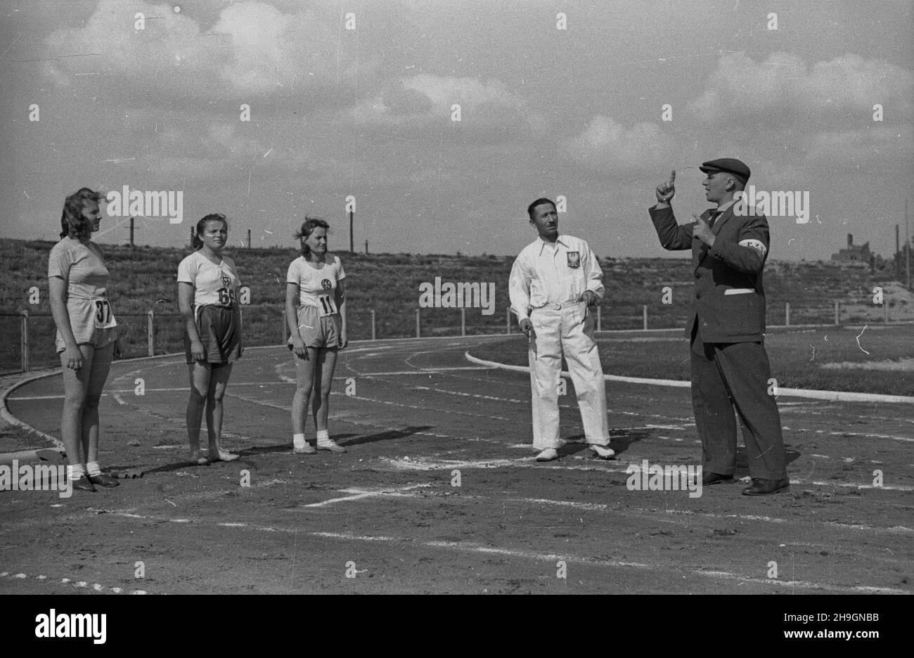 Warszawa, 1948-06-29. Stadion Wojskowego Klubu Sportowego Legia. Piêtnaste mistrzostwa lekkkoatletyczne g³uchoniemych zorganizowane przez polski Zwi¹zek Sportowy G³uchych. NZ. Konkurencja bieg na 60 m kobiet. uu PAP Varsavia, 29 giugno 1948. Lo stadio del Military Sports Club Legia. Il XV campionato di atletica dei sordi, organizzato dall'Unione sportiva polacca dei sordi. Nella foto: Lo sprint femminile di 60 metri. uu PAP Foto Stock