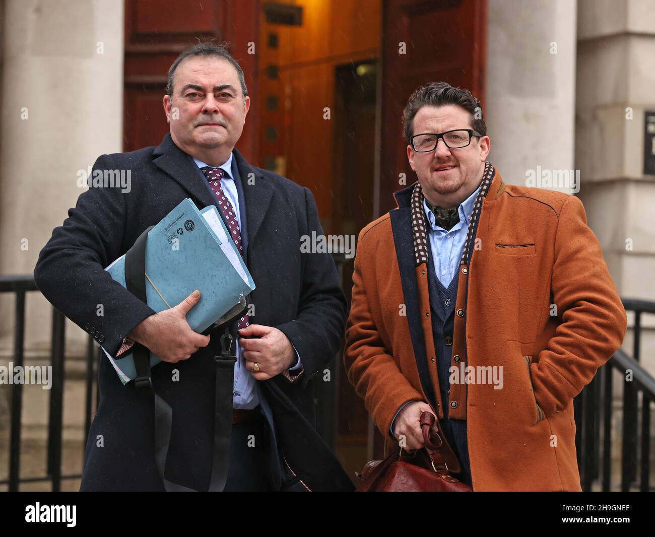 Sean Napier (a destra) e il suo avvocato Paul Farrell arrivano alla Corte reale di giustizia di Belfast per un'audizione nella sua sfida legale contro il boicottaggio del DUP di riunioni politiche transfrontaliere. Data foto: Martedì 7 dicembre 2021. Foto Stock