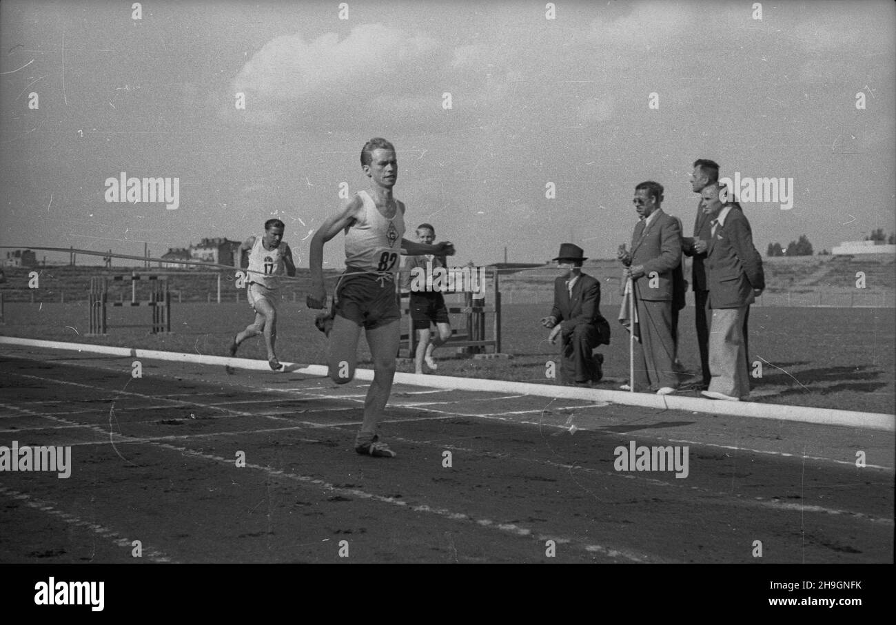 Warszawa, 1948-06-29. Stadion Wojskowego Klubu Sportowego Legia. Piêtnaste mistrzostwa lekkkoatletyczne g³uchoniemych zorganizowane przez polski Zwi¹zek Sportowy G³uchych. NZ. bieg mê¿czyzn. uu PAP Varsavia, 29 giugno 1948. Lo stadio del Military Sports Club Legia. Il XV campionato di atletica dei sordi, organizzato dall'Unione sportiva polacca dei sordi. Nella foto: Razza maschile. uu PAP Foto Stock