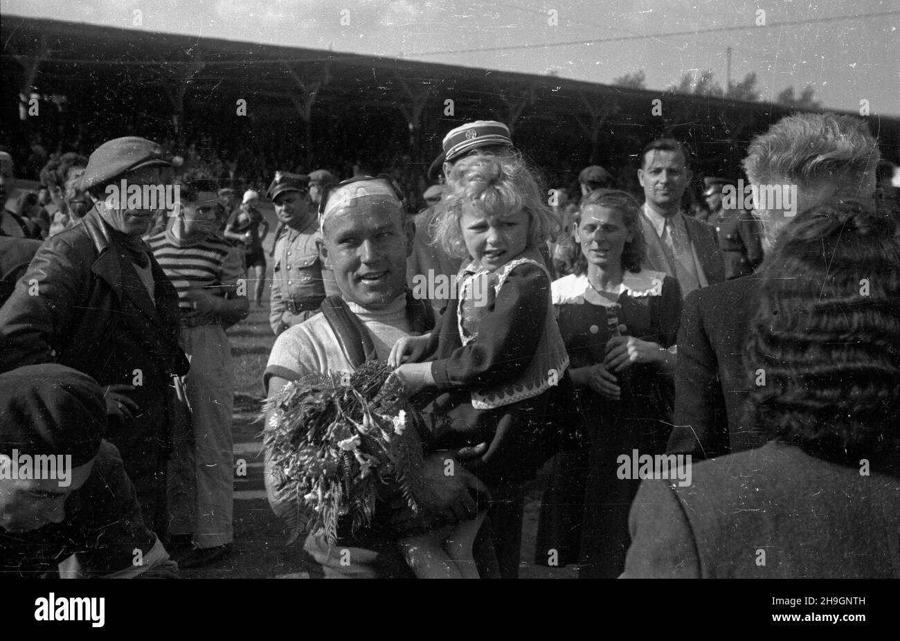 Kraków, 1948-06-30. Od 22 czerwca do 4 lipca odbywa³ siê VII Kolarski Wyœcig Dooko³a Polski (Tour de Poulogne). VIII etap z Bytomia do Krakowa (140 km) koñczy³ siê na stadionie klubu sportowego Cracovia. polski kolarz W³adys³aw Motyka w otoczeniu kibiców. pw PAP Cracovia, 30 giugno 1948. La settima gara ciclistica di Tour de Poulogne si è svolta dal 22 giugno al 4 luglio. L'ottava tappa da Bytom a Cracovia (140 km) si è conclusa allo stadio del club sportivo di Cracovia. Nella foto: Ciclista polacca Wladyslaw Motyka circondato da tifosi. pw PAP Foto Stock