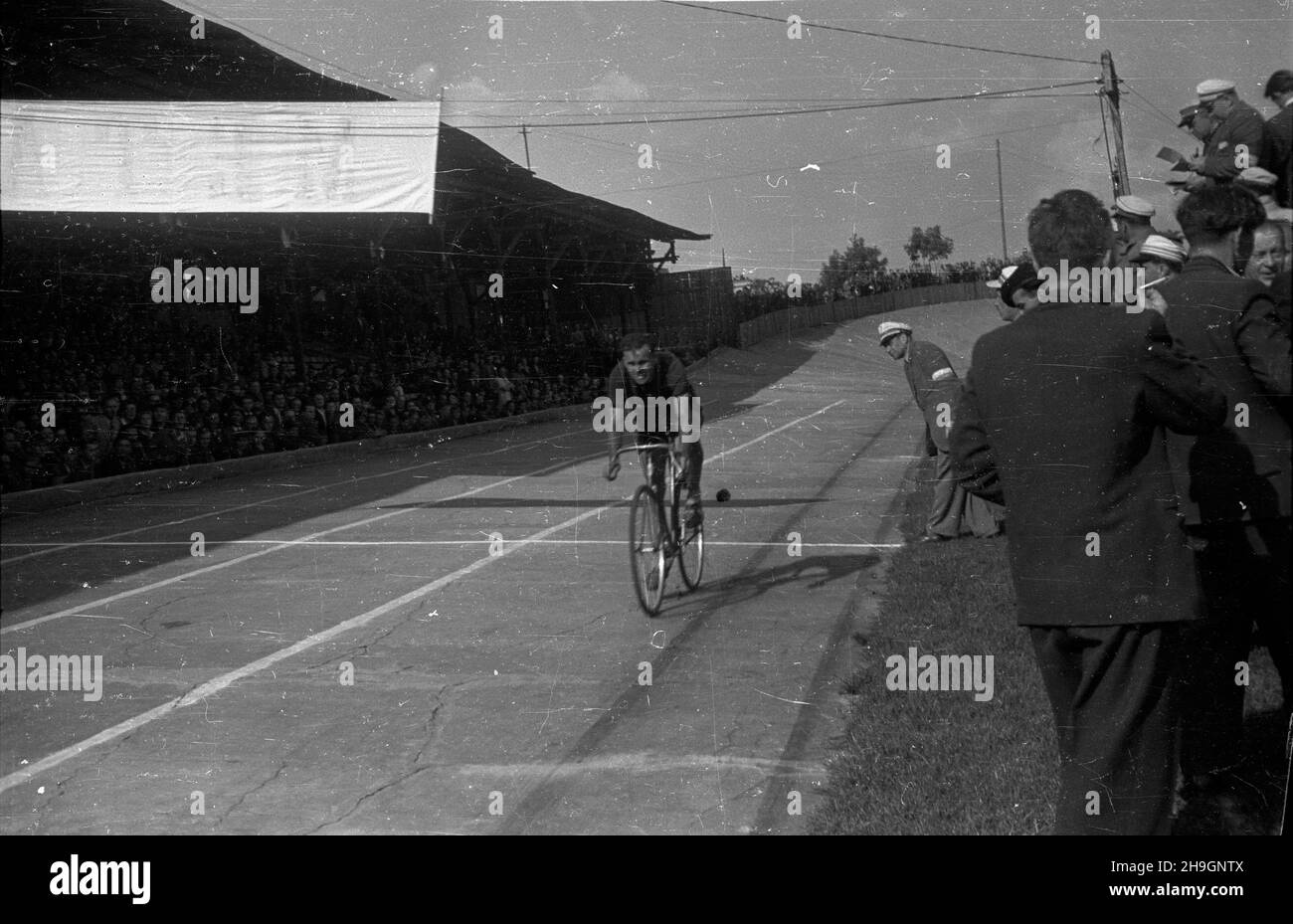 Kraków, 1948-06-30. Od 22 czerwca do 4 lipca odbywa³ siê VII Kolarski Wyœcig Dooko³a Polski (Tour de Poulogne). VIII etap z Bytomia do Krakowa (140 km) koñczy³ siê na stadionie klubu sportowego Cracovia. NZ. Zawodnicy na linii mety. pw PAP Cracovia, 30 giugno 1948. La settima gara ciclistica di Tour de Poulogne si è svolta dal 22 giugno al 4 luglio. L'ottava tappa da Bytom a Cracovia (140 km) si è conclusa allo stadio del club sportivo di Cracovia. Nella foto: Ciclisti sulla linea di arrivo. pw PAP Foto Stock