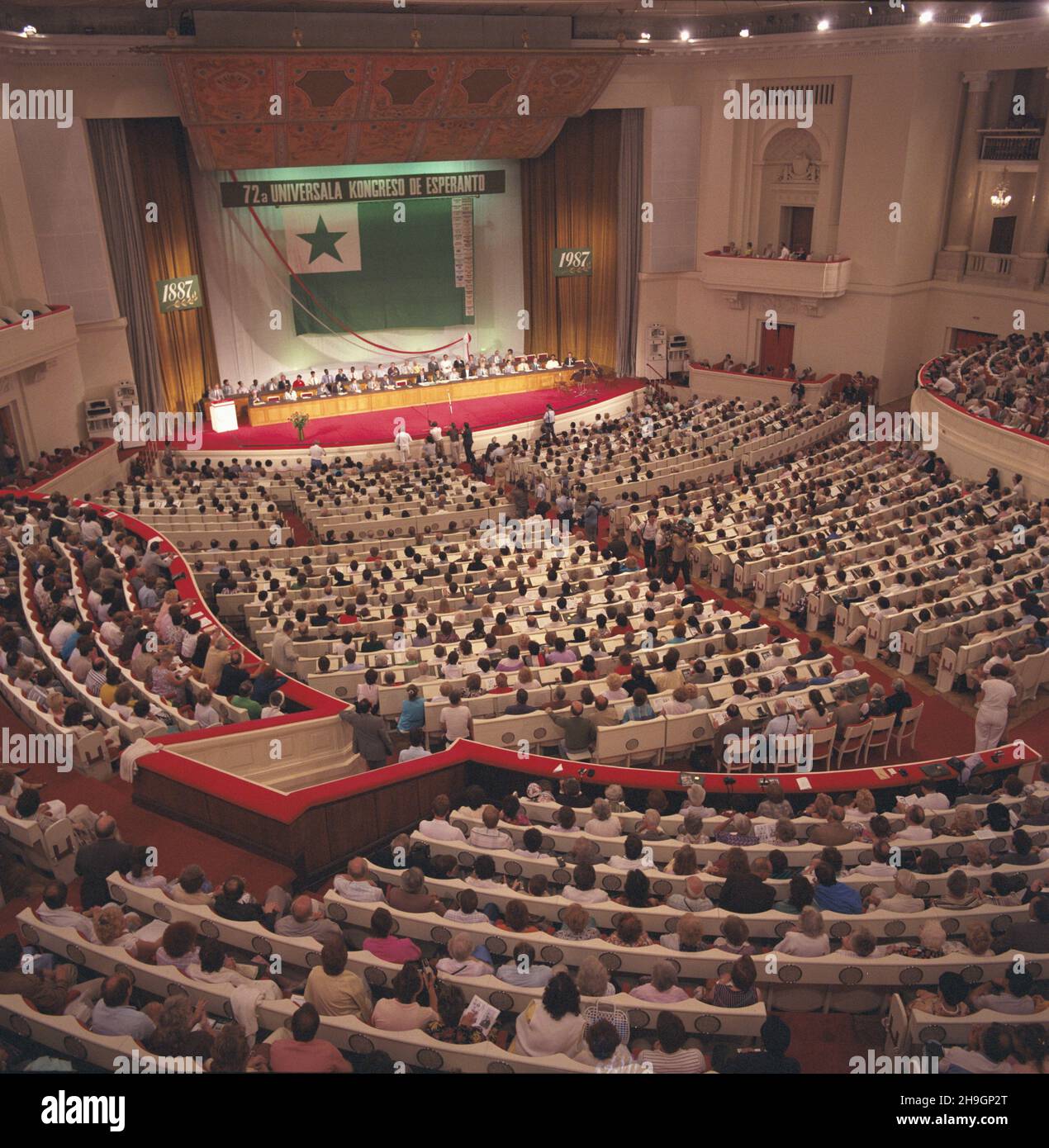 Warszawa 26.07.1987. Uroczysta inauguracja 72 Œwiatowego Kongruru Esperanto w sali Kongresowej Pa³acu Kultury i Nauki (PKON). uu PAP/Jan Morek Varsavia, 26 luglio 1987. Apertura del 72° Congresso Mondiale di Esperanto nella Sala Congressi del Palazzo della Cultura e della Scienza. uu PAP/Jan Morek Foto Stock