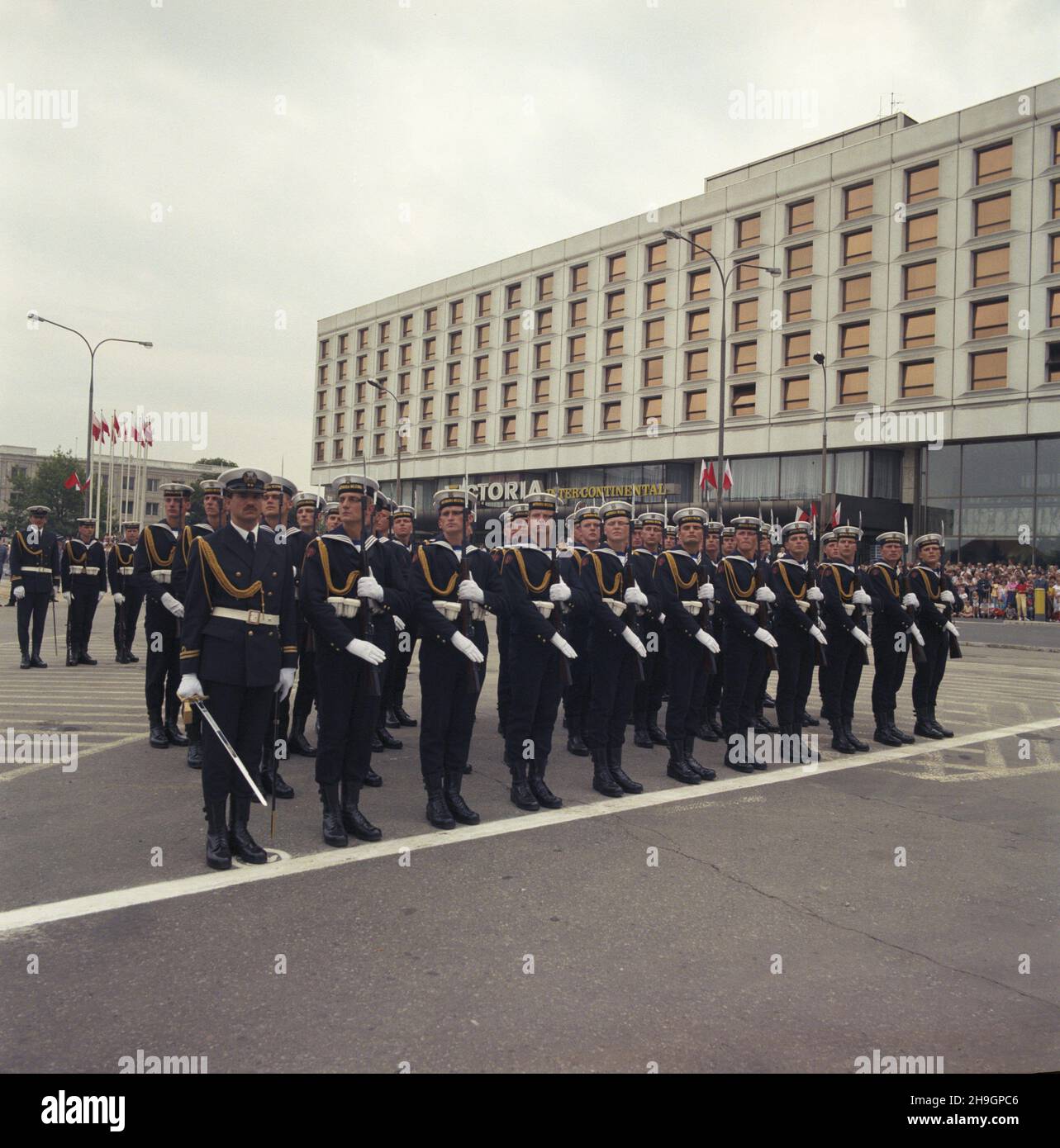 Warszawa 22.07.1987. Uroczysta zmiana warty i sk³adanie wieñców na p³ycie Grobu Nieznanego ¯o³nierza z okazji Narodowego Œwiêta Odrodzenia Polski - uchwalenia Manifestu Polskiego Komitetu Wyzwolenia Narodowego 22 lipca 1944 r. uu PAP/Tadeusz ZagoŸdziñski Varsavia, Polonia, 22 luglio 1987. Soldati della Marina polacca durante la cerimonia del Cambio della Guardia alla Tomba dei soldati ignoti in Piazza della Vittoria in Polonia, nell'ambito delle celebrazioni della Giornata Nazionale Polacca di Revival Day nell'anniversario del Manifesto del Comitato Polacco di Liberazione Nazionale (PKWN). PAP/TADEUSZ ZAGOZDZINSKI Foto Stock