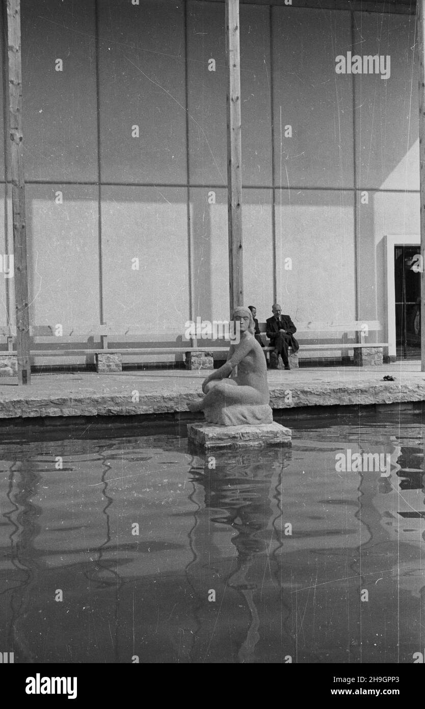 Wroc³aw, 1948-07. Przygotowania do otwarcia Wystawy Ziem Odzyskanych. rzeŸba umieszczona w sztucznym stawie, w pobli¿u Pergoli. mw PAP/Kondracki Dok³adny dzieñ wydarzenia nieustalony. Wroclaw, luglio 1948. Preparativi per l'apertura della Mostra dei territori riacquistato. Nella foto: Una scultura posta in un laghetto artificiale, vicino a Pergola. mw PAP/Kondracki Foto Stock