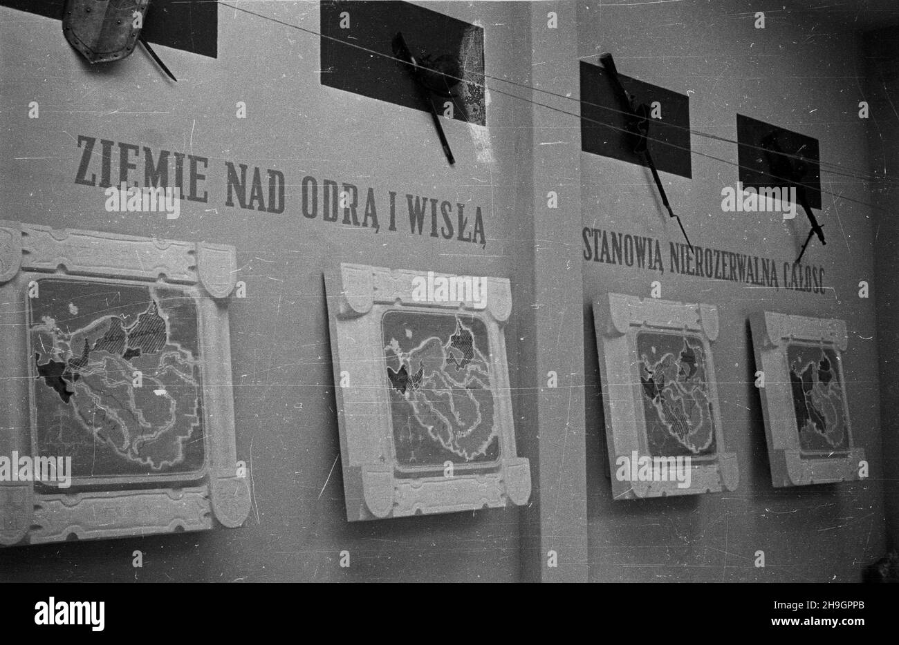 Wroc³aw, 1948-07. Przygotowania do otwarcia Wystawy Ziem Odzyskanych. Dekoracja okolicznoœciowa pod has³em: Ziemie nad Odr¹ i Wis³¹ stanowi¹ nierozerwaln¹ ca³oœæ. mw PAP/Kondracki Dok³adny dzieñ wydarzenia nieustalony. Wroclaw, luglio 1948. Preparativi per l'apertura della Mostra dei territori riacquistato. Nella foto: Una decorazione occasionale sotto lo slogan: Terra sui fiumi Oder e Vistula costituiscono un'entità inseparabile. mw PAP/Kondracki Foto Stock
