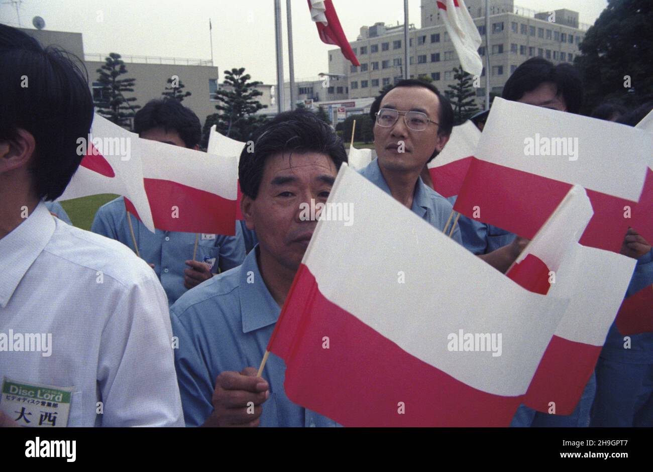 Giappone Osaka 02.07.1987. Wizyta pañstwowa przewodnicz¹cego Rady Pañstwa PRL gen. Wojciecha Jaruzelskiego w Japonii. Zwiedzanie fabryki telewizorów Matsushita Electric Industrial. NZ. Practownicy zak³adu witaj¹ polsk¹ delegacjê. uu PAP/Grzegorz Rogiñski Giappone Osaka 02 luglio 1987. La visita di Stato del presidente del Consiglio di Stato del PRL, il generale Wojciech Jaruzelski, in Giappone. Visita il produttore di televisori industriali Matsushita Electric. Nella foto: Gli operai delle piante salutano la delegazione polacca. uu PAP/Grzegorz Roginski Foto Stock