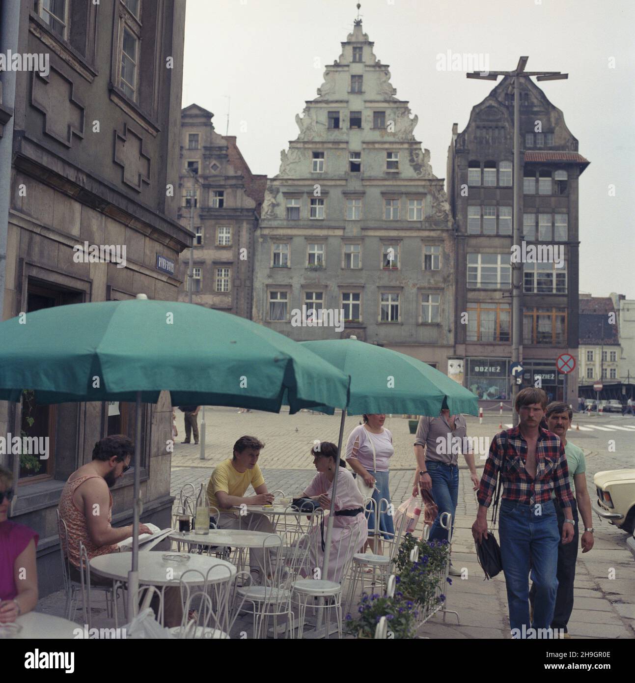 Wroc³aw 07.1987. Zabytkowy Rynek, widok na pierzejê zachodni¹: kamienica pod Gryfami z XVI w. (2P), secesyjna kamienica z 1907 r. (1P). uu PAP/Jan Morek Dok³adny dzieñ wydarzenia nieustalony. Wroclaw, Polonia, luglio 1987. Una vista sulla storica Piazza del mercato con l'edificio con i Griffin del 16 ° secolo (2-R) e l'edificio Art Nouveau del 1907 (R) nella città vecchia di Breslavia. PAP/JAN MOREK Foto Stock