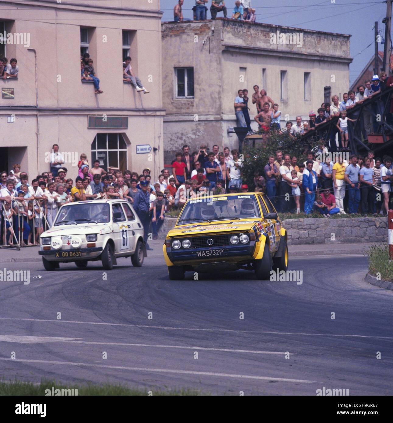 Sobótka 07.1987. Samochodowy Rajd Polski na Dolnym Œl¹sku. js PAP/Jan Morek Dok³adny dzieñ wydarzenia nieustalony. Sobotka, Polonia, luglio 1987. Partecipanti al Rally di Polonia in Fiat 126p e Polonez vetture a Sobotka nella bassa Slesia. PAP/JAN MOREK Foto Stock