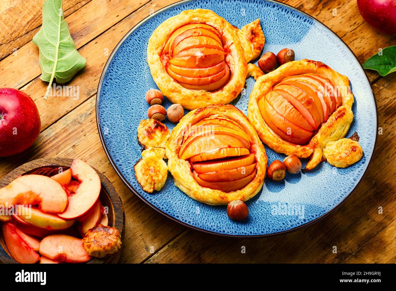 Deliziosa torta autunnale con mele e pasta di nocciole. Mini torta Apple. Dessert autunnale. Foto Stock